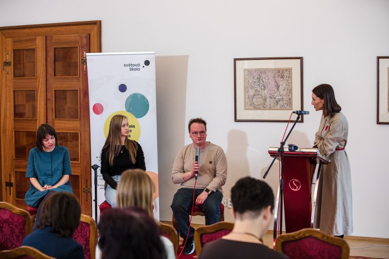 Debata Pomáháme doma i ve světě